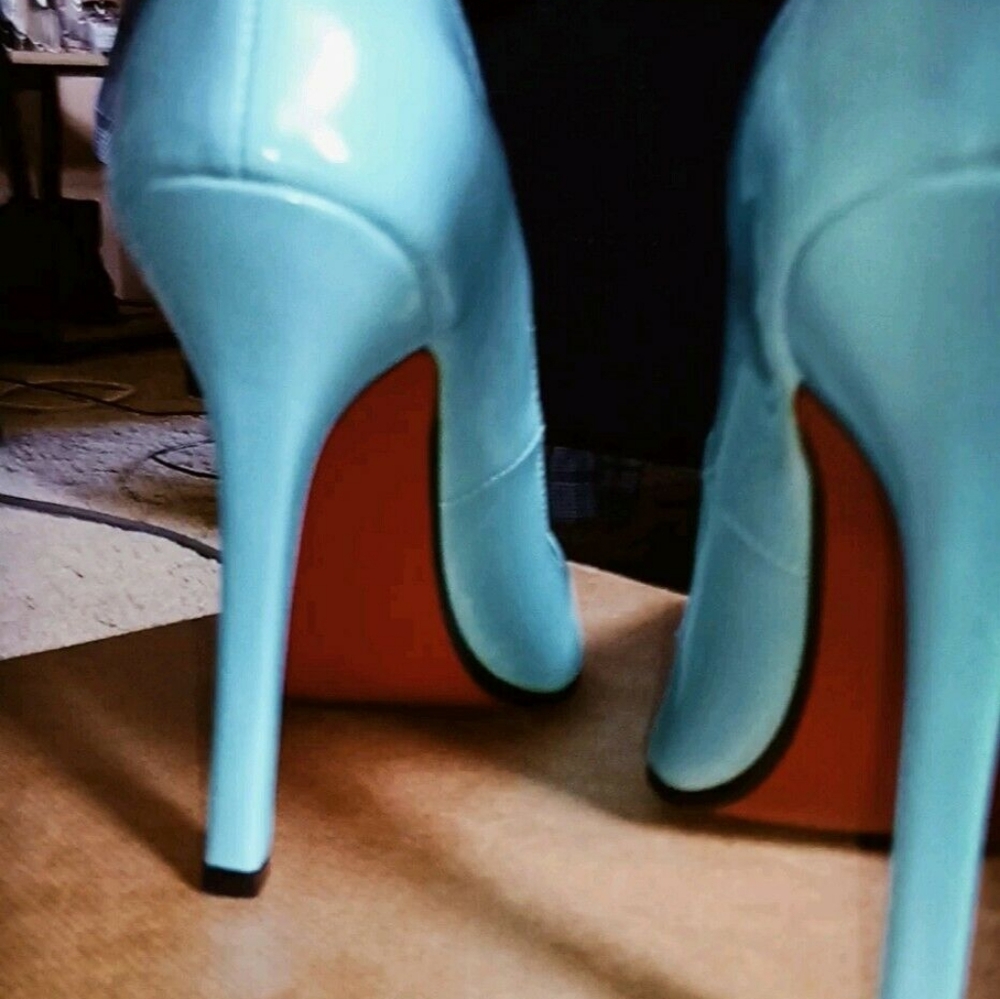 Christian Louboutin So Kate Pumps - Picture 2 of 5